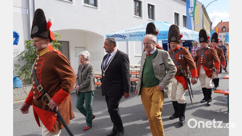 Das Fürstenehepaar aus dem tschechischem Krimice bei Pilsen, Fürstin Elisabeth von Lobkowicz (links) sowie Fürst Jaroslav von Lobkowicz (rechts) ziehen mit der &quot;Historisch Hochfürstlich Lobkowitzsche Grenadiergarde der Gefürsteten Grafschaft Störnstein&quot; zum Marktplatz Bild: fvo