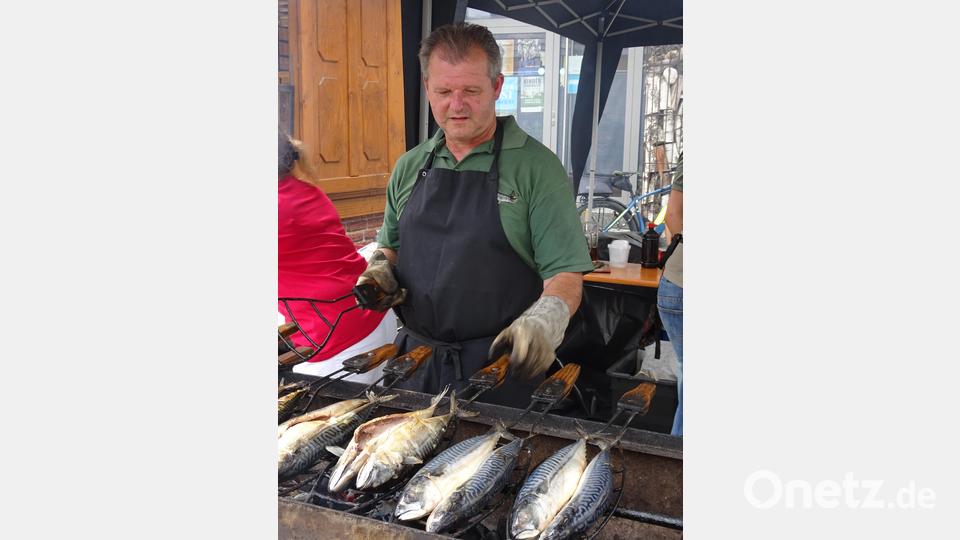 Gefragt waren auch die Fische vom Grill. Bild: hm