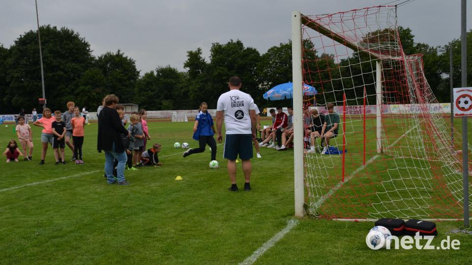 So wie die großen Fußballer sollten die Gäste den Ball mit Kraft im Tor versenken. Dabei wurde die Schussgeschwindigkeit gemessen. Bild: dob