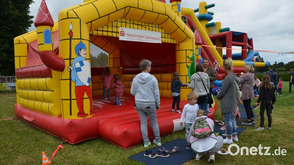 Eine kleine Ritterburg zum Toben und Hüpfen. Bild: dob