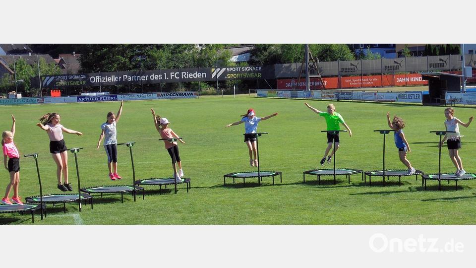 Begeisterung löste die Trampolin-Jump-Vorführung auis. Bild: Peter Gattaut