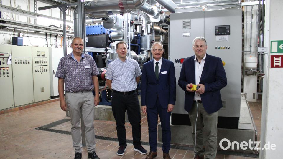 Von links nach rechts: Andreas Poeplau (Stab Vorstand) und Josef Hofmann (Leiter Technik) präsentieren Landrat Richard Reisinger und Vorstand Roland Ganzmann die neue Technikzentrale. Bild: B. Mertel/exb