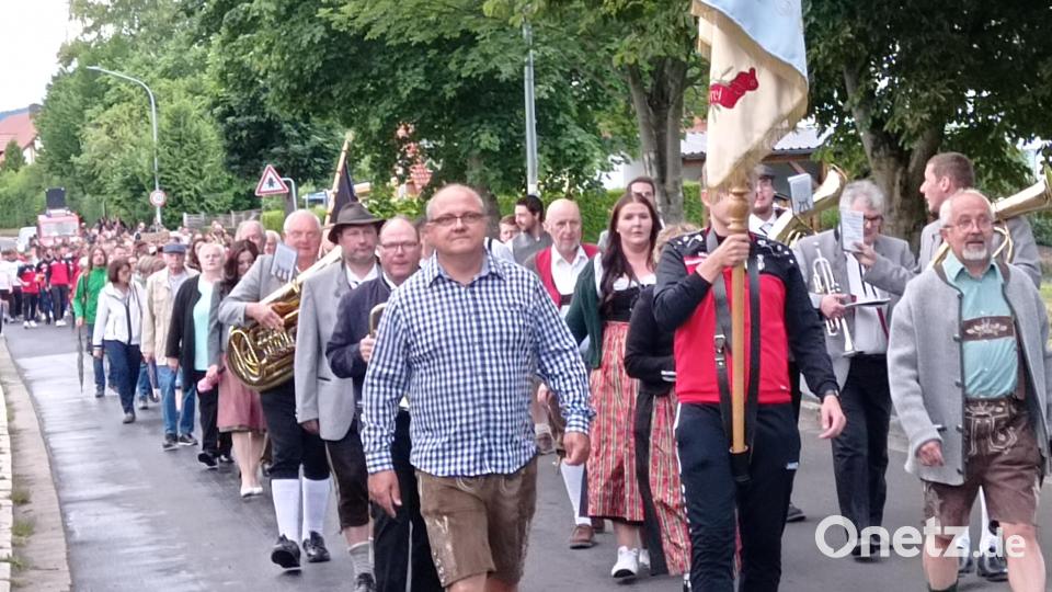 Ein stattlicher Festzug machte sich auf dem Weg zum Hammerrang. Bild: fpoz