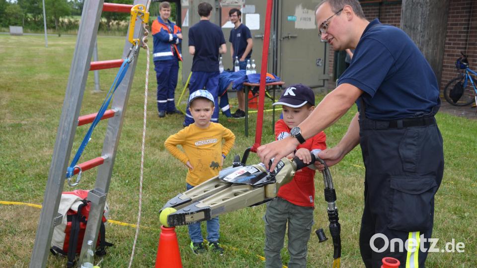 Der Vohenstraußer Feuerwehrmann Anton Schwägerl zeigte den Kindern an seiner Station den präzisen Einsatz am Rettungsspreizer. Bild: dob