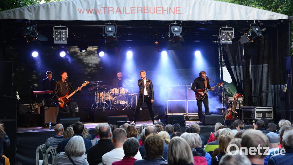 "The Magic of Queen Classic" mit Sänger Markus Engelstaedter heizte den Besuchern des Basalt Open Air in Parkstein am Sonntagabend ein. Bild: bey