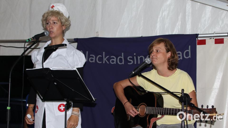 Das Duo „Nackad sing i niad“ verkürzte während des Taubenmarkts die Wartezeit zwischen den einzelnen Spielrunden. Leider ging so mancher Text in der allgegenwärtigen Geräuschkulisse des Bierzelts unter. Bild: mfh
