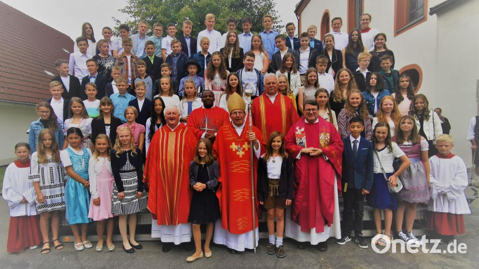 Die 67 Jugendlichen aus Eslarn, Moosbach und Etzgersrieth stellten sich mit dem Weihbischof und den Priestern einem Erinnerungsfoto. Bild: gz