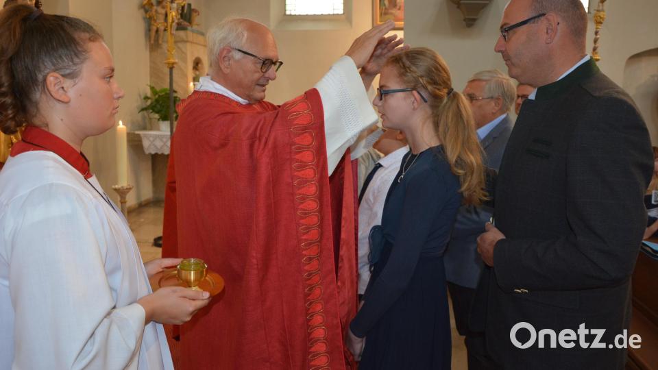 Am Samstagvormittag erhielten in der Mitterteicher Stadtpfarrkirche St. Jakob 90 Jugendliche aus vier Pfarreien das Sakrament der Firmung durch Prälat Johann Neumüller. Bild: jr