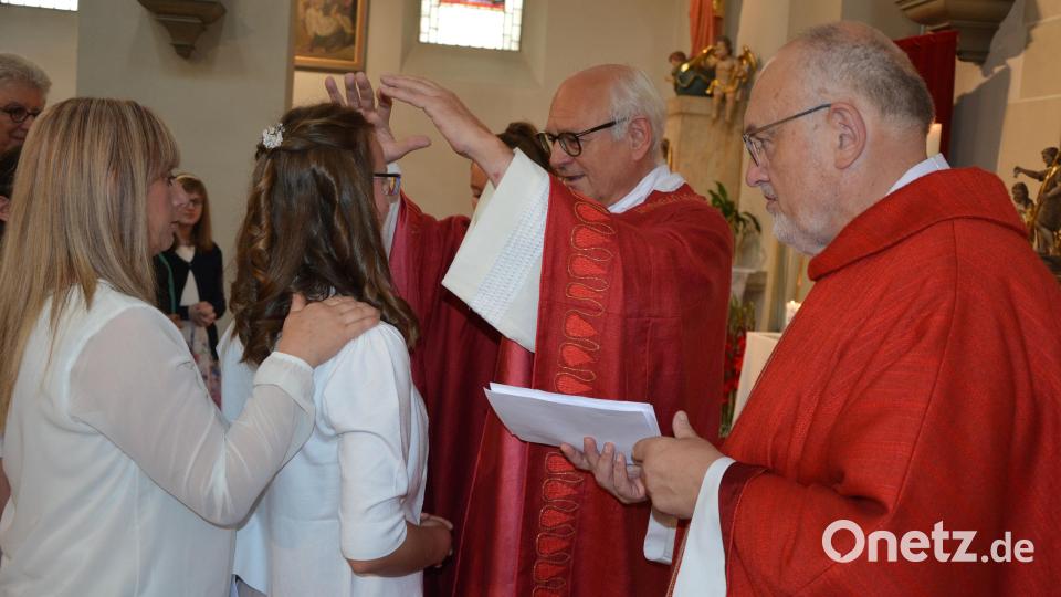 Am Samstagvormittag erhielten in der Mitterteicher Stadtpfarrkirche St. Jakob 90 Jugendliche aus vier Pfarreien das Sakrament der Firmung durch Prälat Johann Neumüller. Bild: jr