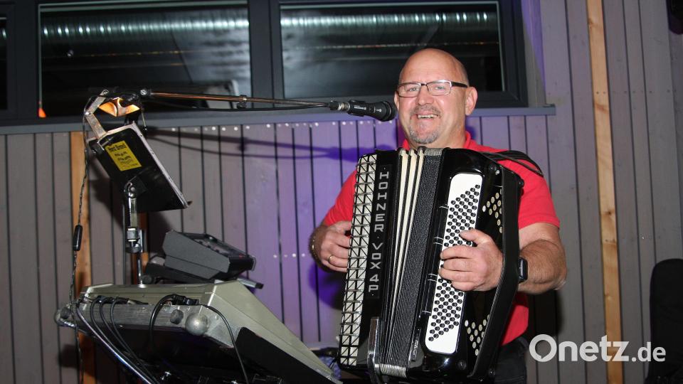 Den Bürgerfest-Auftakt am Samstag gestaltete Alleinunterhalter Horst Brandl aus Wiesau. Bild: wro