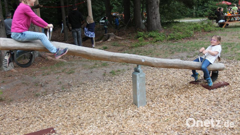 Sophia (links) und Ida haben Spaß auf der Wippe. Bild: pi