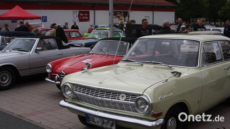 Ausfahrt und Ausstellung zugleich: Die Oldtimer-Veranstaltung, eingebunden in das 19. Bürgerfest, lockte viele Besucher an die Wiesauer Egerstraße. Bild: wro