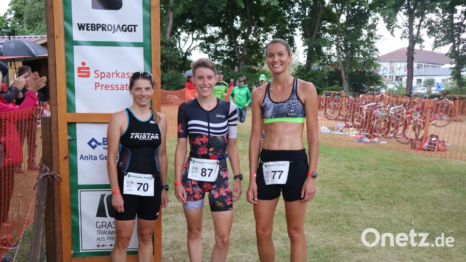 Bei den Frauen siegte in Pressath Julia Merk (Mitte) vor Astrid Zunner (links) und Sabrina Lang (rechts). Bild: DJK Pressath/exb