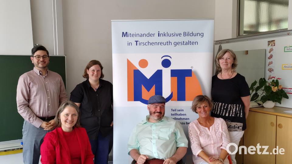 Jede Menge Anregungen und Wünsche bekamen der Behindertenbeauftragte der Staatsregierung, Holger Kiesel (vorne, Mitte) und sein Mitarbeiter Dr. Sebastian Thoma zu hören. Das Bild zeigt von links Thoma, Schulamtsdirektorin Martina Puff, Christina Ponader vom Netzwerk Inklusion, Kiesel, Uschi Huber vom Sonderpädagogischen Förderzentrum und Schulleiterin Gabriele Grünwald von der Marienschule Bild: Netzwerk Inklusion/exb