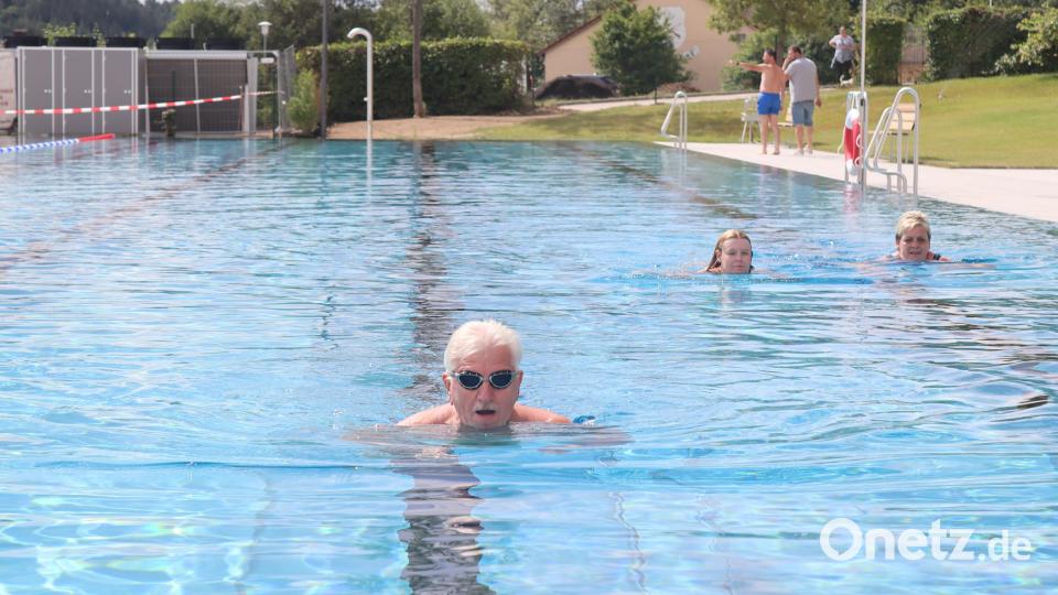 Einer der ersten Badegäste im sanierten Riedener Freibad, Klaus Jaintzyk, in seinem Element. Bild: mrr