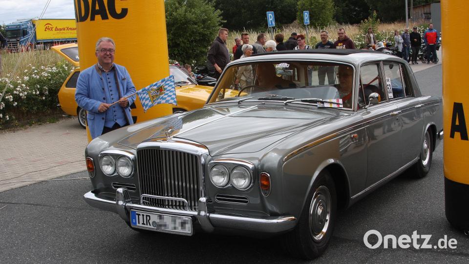 Auf die Reise geschickt wurde auch eine augenfällige Bentley-Limousine. Bild: wro