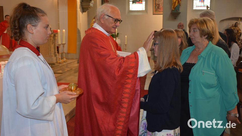 Am Samstagvormittag erhielten in der Mitterteicher Stadtpfarrkirche St. Jakob 90 Jugendliche aus vier Pfarreien das Sakrament der Firmung durch Prälat Johann Neumüller. Bild: jr