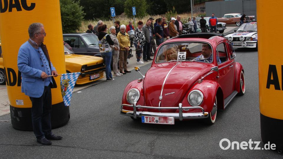 Den VW Käfer (Baujahr 1967) lenkte Marcus Rahm aus Wiesau. Auf dem Beifahrersitz: Ehefrau Kristina und beider Töchterchen. Bild: wro
