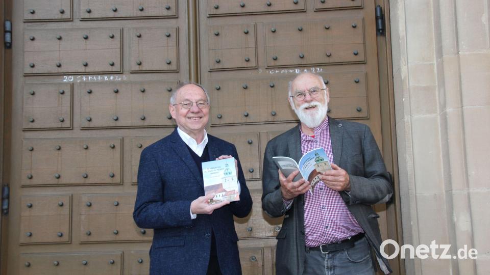 Pfarrer Ludwig Gradl (links) ist froh, dass es in der Pfarrei Hl. Dreifaltigkeit Amberg nun endlich einen Kirchenführer gibt. Das Büchlein stammt aus der Feder von Peter Seidl (rechts). Bild: ads