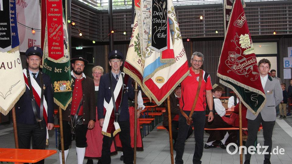 Mit Fahnenabordnungen beteiligten sich (von links) die Freiwillige Feuerwehr Wiesau, der Stiftländer Heimatverein, die Feuerwehr Voitenthan, der Turnerbund Jahn und der Schützenverein Eichenlaub-Lohengrin. Bild: wro