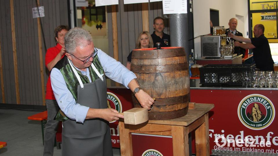 Ein gezielter Hammerschlag genügte. Danach bemerkte Bürgermeister Toni Dutz: &quot;Oazapft is!&quot; Bild: wro