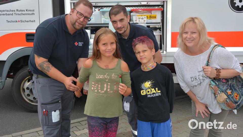 Gerne ließen sich Kinder abwaschbare Tattoos auftragen. Bild: jr