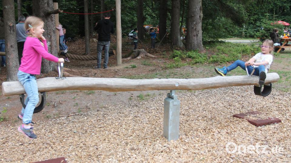 Sophia (links) und Ida haben Spaß auf der Wippe. Bild: pi