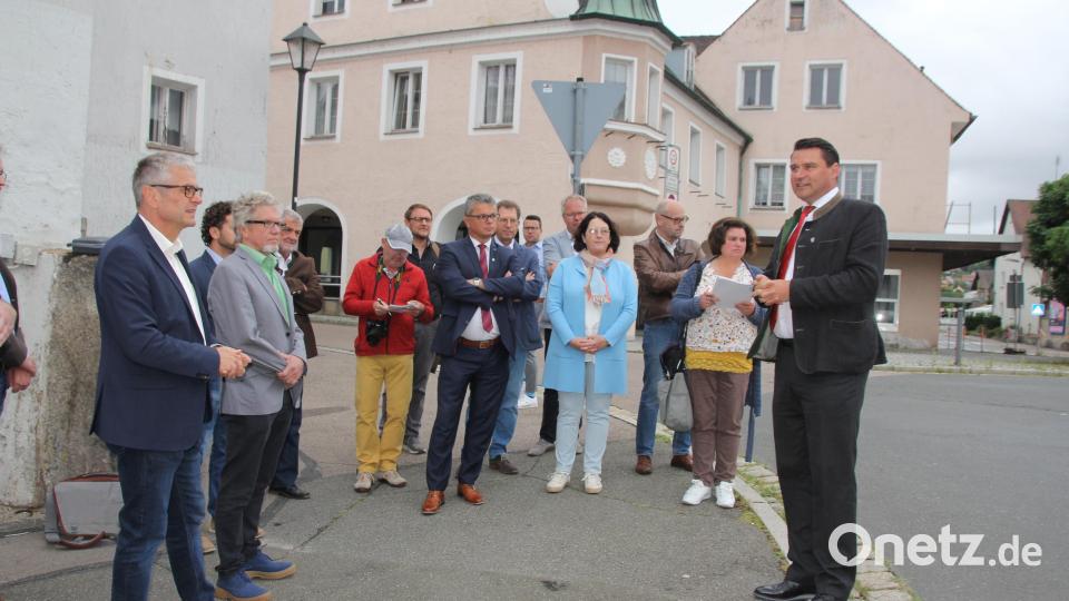 Landrat Thomas Ebeling (rechts) begrüßte die Gäste zum Spatenstich am Jobplatz. Bürgermeister Martin Birner (Bildmitte) zeigte sich erfreut, dass die Maßnahme im Herzen der Stadt Neunburg nun begonnen wird. Bild: frd