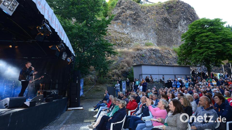 "The Magic of Queen Classic" mit Sänger Markus Engelstaedter heizte den Besuchern des Basalt Open Air in Parkstein am Sonntagabend ein. Bild: bey