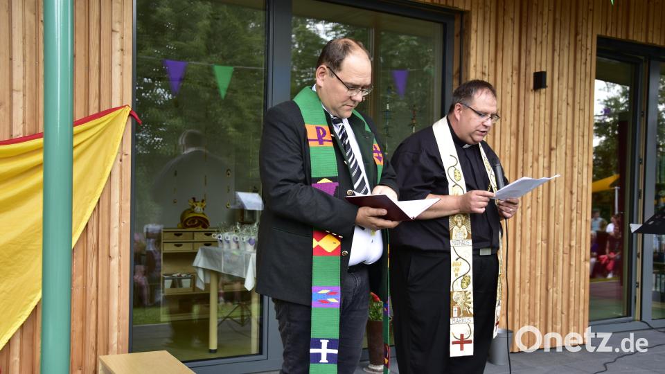 Pfarrer Gerhard Beck und Pfarrer Markus Urban (von links) nahmen die Segnung des neuen Kindergartengebäudes vor. Bild: wel