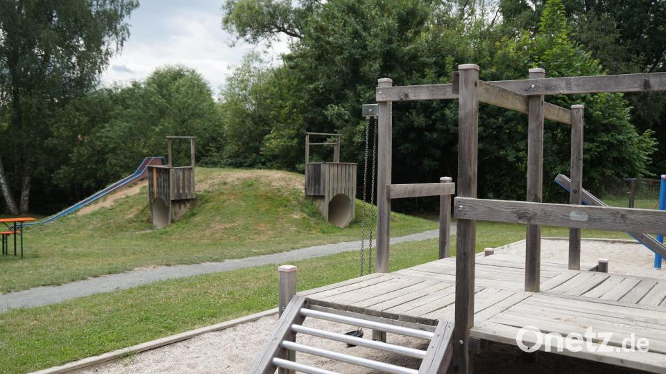 Im weitläufigen Garten lässt ein Spielplatz keine Wünsche offen Bild: wel