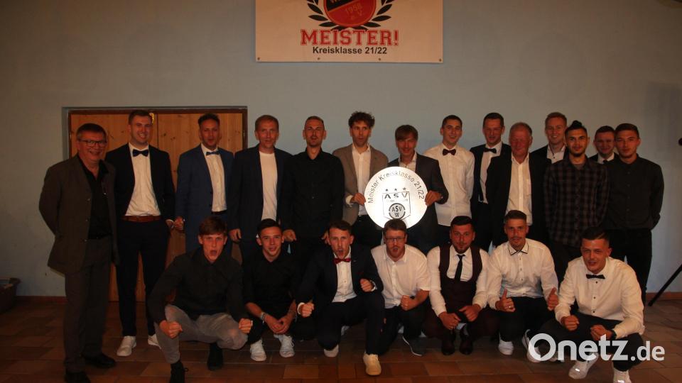 Gebührend gefeiert wurden die Meisterschaft des ASV Waldsassen und der damit verbundene Aufstieg in die Kreisliga. Links Vorsitzender Günther Heß. Bild: kro