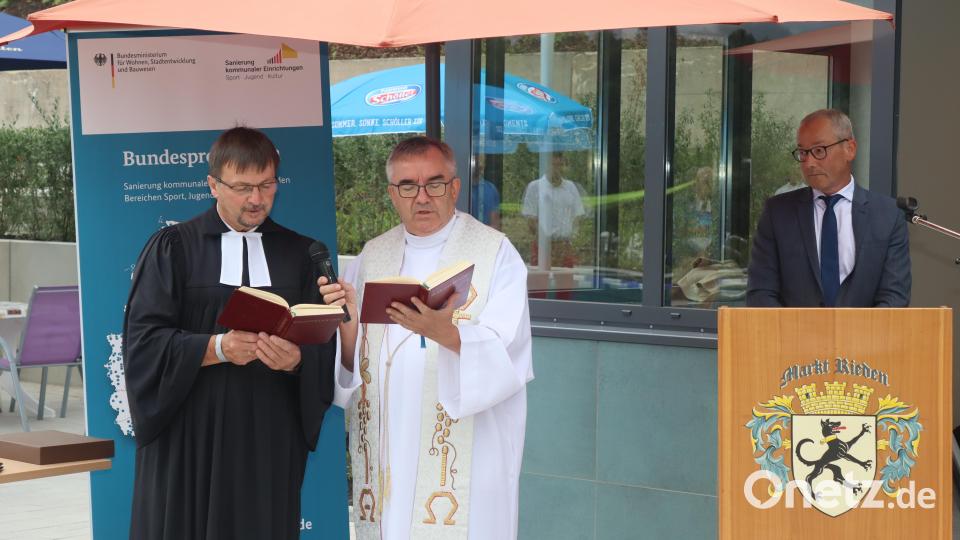 Pfarrer Malikoski und Pfarrer Niemczewski segnen das sanierte Freibad. Bild: mrr