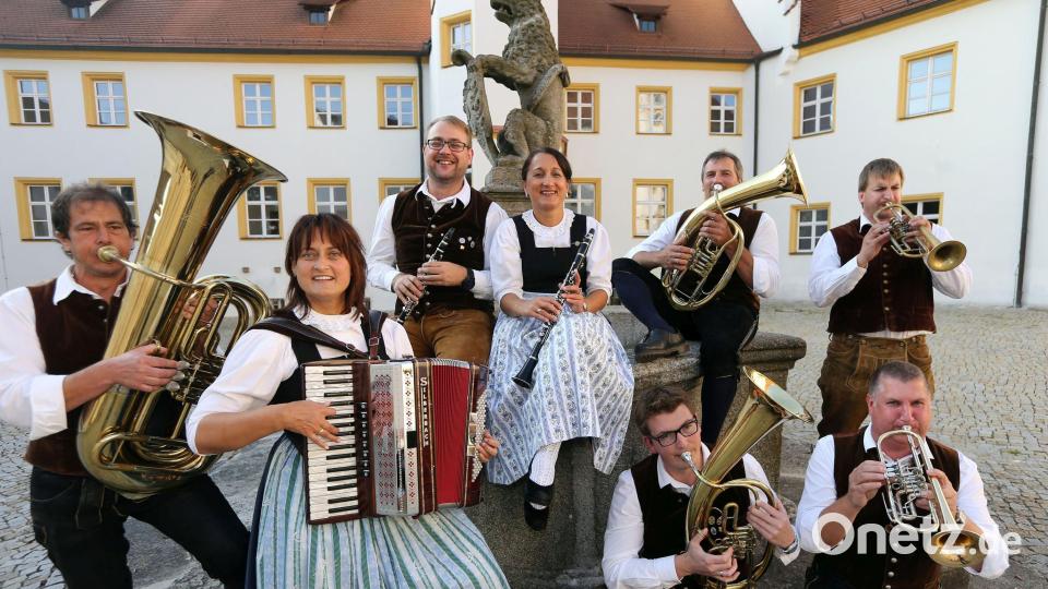 Die Birgländer Musikanten organisieren das Volksmusikspektakel. Am 6. August werden sie in allen beteiligten Lokalen auf ihrem Rundgang zu hören sein.
 

copyright: Foto BerndMueller; Bernd Müller Sternsteinweg 3, 92237 Sulzbach-Rosenberg, Germany, 
Tel. 0173-3679531 
Deutsche Bank Blz 70070024 Konto 5589494,
E-Mail: Sportfoto-BerndMueller@t-online.de 
Steuer Nummer 201/252/90281
Veroeffentlichungen sind honorarpflichtig! Bild: Bernd Müller