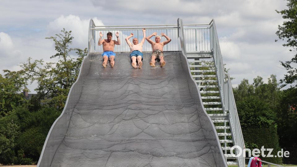 Architekt Markus Maier (von links), Bürgermeister Erwin Geitner und der ehemalige Bundestagsabgeordnete Alois Karl testen die neue Wellenrutsche. Bild: mrr