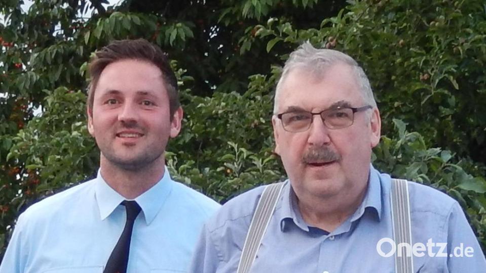 Fünf Jahrzehnte hält Oswald Kopp (rechts) den Brandschützern schon die Treue. Vorsitzender Gabriel Herrmann dankte es ihm mit einer Jubiläumsurkunde. Bild: hai