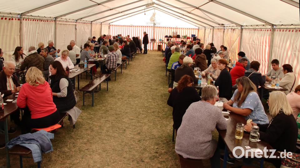 Volles Zelt und absolute Stille beim Romméturnier. Bild: mfh