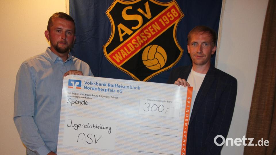 Mit einer Spende von 300 Euro aus der Mannschaftskasse überraschte Thomas Strak (rechts) Spiel- und Jugendleiter David Bindl (links). Das Geld ist zweckgebunden für die Nachwuchsarbeit. Bild: kro