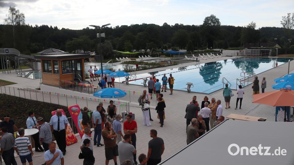 Die Gäste und Besucher schauen sich im Freibad um. Bild: mrr