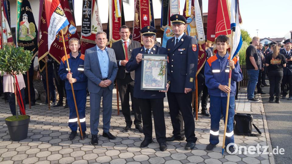 Bürgermeister Norbert Eckl, Landrat Thomas Ebeling und Kreisbrandrat Christian Demleitner (von links) gratulierten Kreisbrandinspektor Richard Fleck (Mitte) zum 65. Geburtstag und wünschten ihm nach dem Ausscheiden aus seinem Posten bei der Feuerwehr alles Gute für die Zukunft. Bild: wel