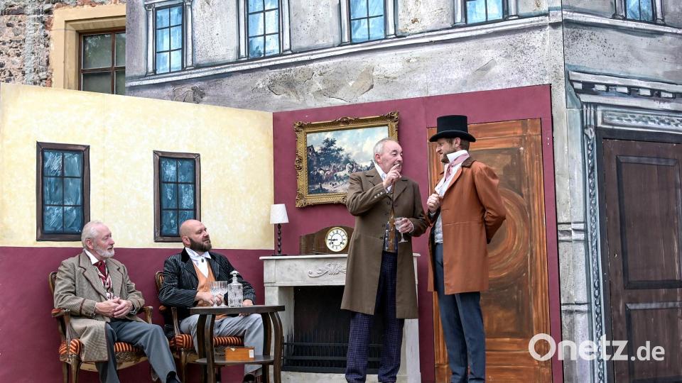 Im „Reform Club“ wettet Phileas Fogg (Christian Gnan, rechts) mit Ralph Gautier (Bernhard Kustner, Zweiter von rechts), Andrew Stuart (Erhard Ackermann, links) und John Sulivan (Markus Dittrich), dass er es schafft, in 80 Tagen um die Welt zu reisen. Bild: u