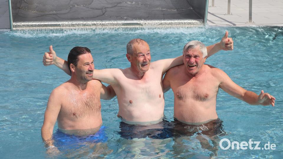 Architekt Maier, Bürgermeister Geitner und Alois Karl testen die Wasserqualität. Bild: mrr
