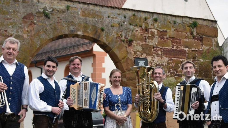 Als bayerische Wirtshaus- und Tanzbodenkapelle ist die Formation d&#039;Wadlbeißer aus Regensburg bekannt. Sie spielen im Gasthof Bayerischer Hof auf. Bild: Christian Preuß