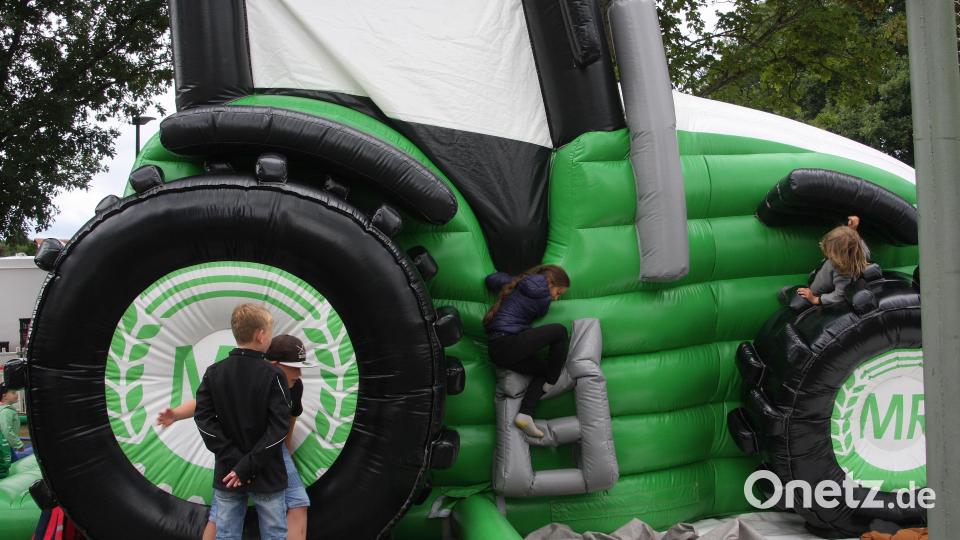 Für einen Besuch in und an der Traktor-Hüpfburg des Maschinenrings nahmen sich die Kinder gerne Zeit. Bild: wro