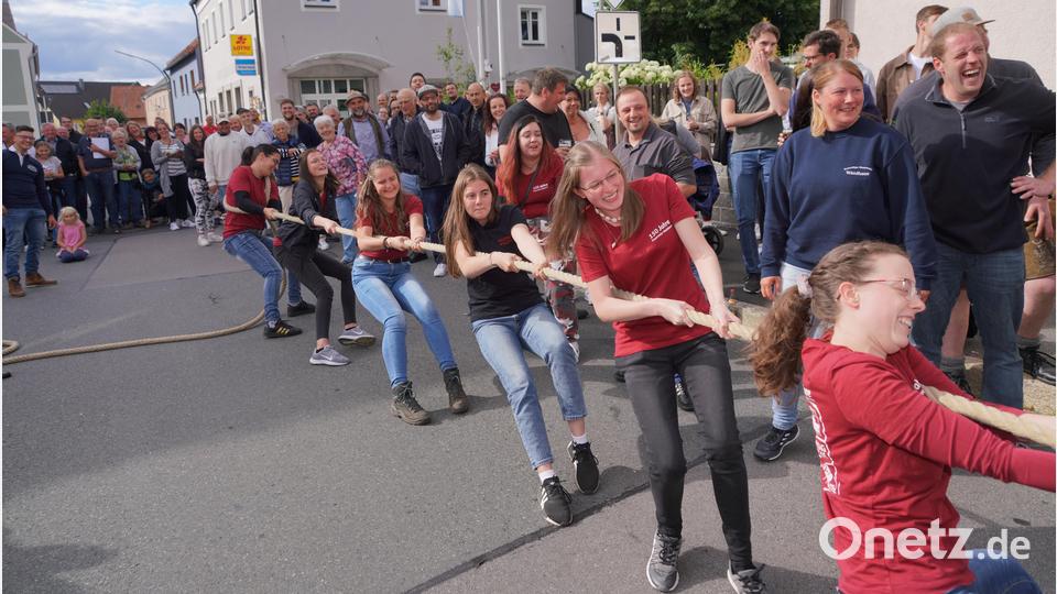 Die Festdamen der Waldthurner Feuerwehr zeigen auch am Seil eine gute Figur. Bild: fvo