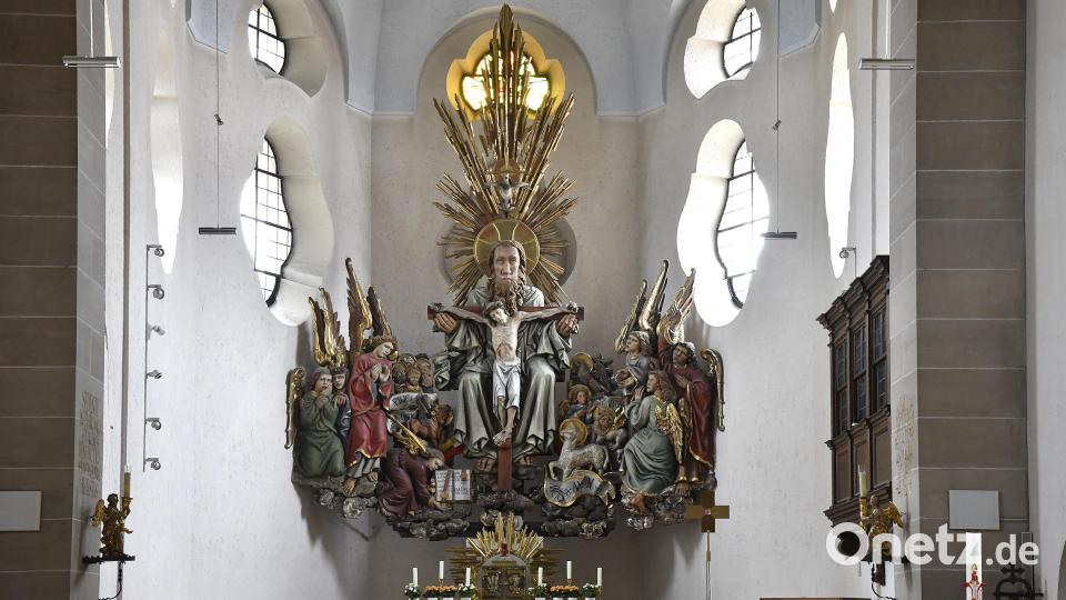 Der Sohn, der Vater und darüber eine Taube als Symbol für den Heiligen Geist. Am Altar der Pfarrkirche Hl. Dreifaltigkeit in Amberg wird klar, wie das Gotteshaus zu seinem Namen kam. Bild: Petra Hartl