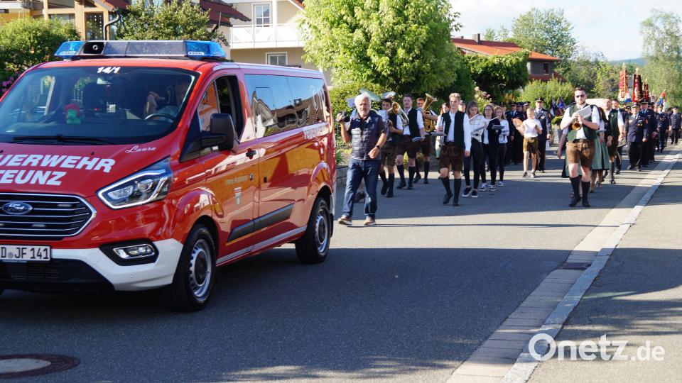 500 bis 600 Feuerwehrleute, begleitet von Feuerwehrautos und Musikkapellen, marschierten in einem Festzug vom Feuerwehrhaus bis zum Fichtenweg zum Anwesen von Kreisbrandinspektor Richard Fleck. Bild: wel