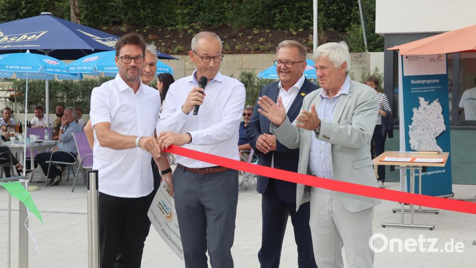 Architekt Markus Maier, Bürgermeister Erwin Geitner, Bezirksrat Martin Preuss und Alois Karl eröffnen das Freibad offiziell. Bild: mrr