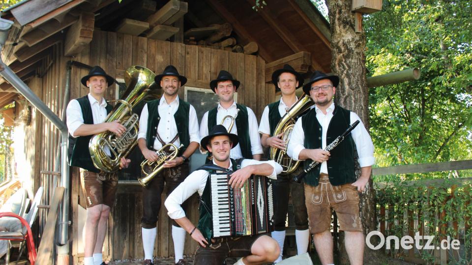 Bei der Vöichtacher Rucksack-Musi (Spielort Landkutsche) handelt es sich um wirtshausfreundliche Musikanten, die sich der Erhaltung und Auffrischung der Wirtshauskultur in und um Oberviechtach verschrieben haben. Bild: Alwin Heim