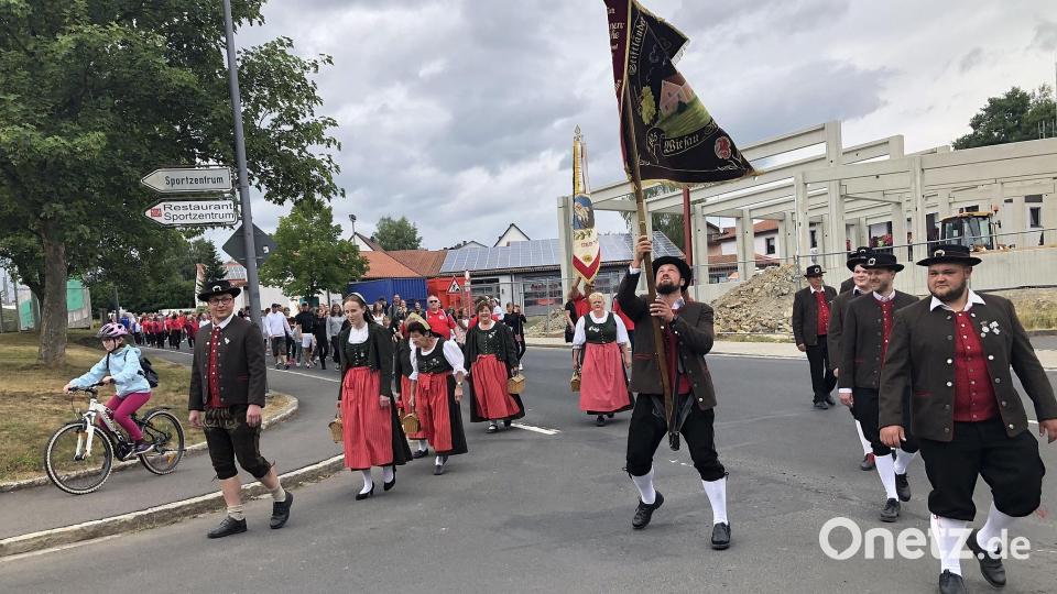 Das 19. Bürgerfest in Wiesau fand diesmal am Sportzentrum statt und startete mit einem Festzug durch die Straßen der Marktgemeinde. Bild: wro
